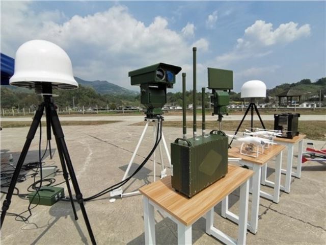 Plan de construcción del sistema de detección y contramedidas de drones del a...