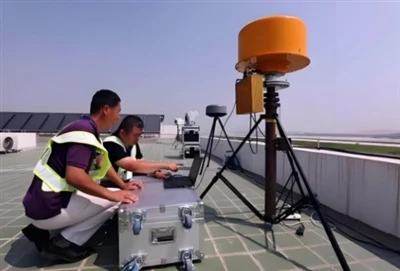 ¿Cómo interfiere un dron que vuela a baja altura con las contramedidas?